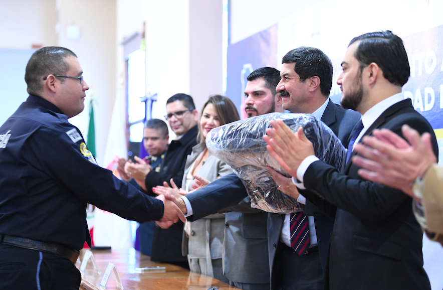 Reciben uniformes tácticos y de gala elementos de Vialidad y Agencia